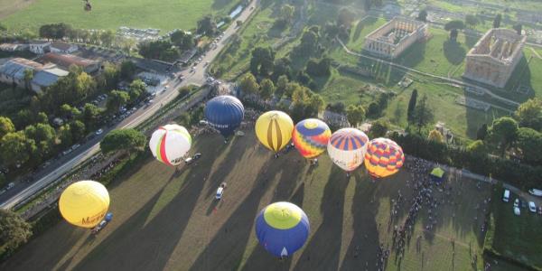 Mongolfiere riprese dal cielo vicino ai templi di Paestum