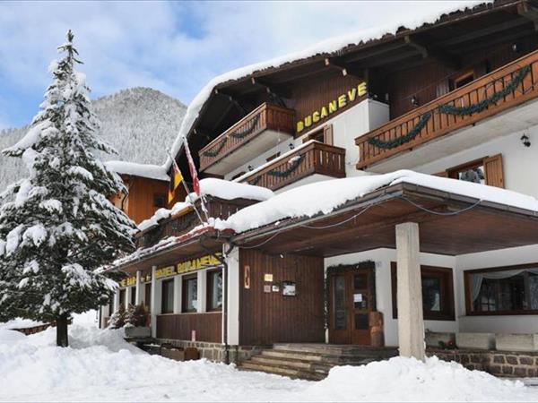 Family hotel Bucaneve